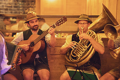 Musiker mit Ziehharmonika und Blechblasinstrument im Maximilians Berlin