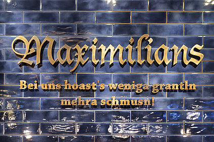 Logo-Schriftzug des Maximilians im Restaurant in Berlin Friedrichstraße