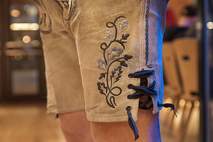 Detail einer bestickten bayerischen Lederhose im Maximilians Berlin